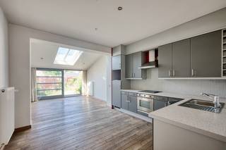 Assebroek, leuk ENERGIEZUINIG gezellig instapklaar woonhuis met 3 SLAAPKAMERS en tuintje<br />Omvat: Ruime lichtrijke living met PLANKENVLOEREN en open ingerichte keuken, uitgevend op tuintje met houten tuinberging.<br /> 1é Verd: overloop, mooie slaapkamer, grote badkamer met ligbad en dubbele lavabo, plaats voor wasmachine en droogkast.<br /> Dakverdiping , 2 slaapkamers.<br />Centrale verwarming met nieuwe condensatiebrander( 2025) op aardgas, dubbel glas.
