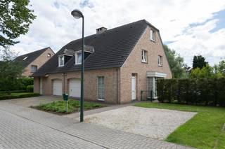 STERREBEEK - Spacieuse maison à 3 façades, excellemment située à la frontière avec Wezembeek-Oppem et à proximité des transports publics (tram...