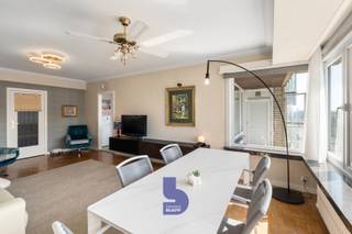 <p>Gelegen aan de Vindictievelaan in het bruisende Oostende, biedt dit ruime appartement de ideale combinatie van comfort en functionaliteit.<br /><br />Het appartement bestaat uit een ruime woonkamer, een gezellige eetkamer, een magisch terras met een adembenemend zicht op de jachthaven van Oostende, en een goed uitgeruste keuken, er is volop ruimte voor zowel ontspanning als ontmoetingen.<br /><br />Dit appartement, gebouwd in 1964, straalt een tijdloze charme uit en biedt de nieuwe eigenaar de kans om het helemaal naar zijn of haar smaak in te richten.<br /> </p>
<p>Met zijn centrale ligging in Oostende zijn de mogelijkheden eindeloos. De omgeving biedt een divers aanbod aan faciliteiten, van winkels en horeca tot recreatieve mogelijkheden aan de kust.<br /><br />Dit appartement is niet alleen een inspirerende plek om te wonen, maar ook een uitstekende investering in een levendige stad met een rijke geschiedenis.<br /><br />Mis deze kans niet om eigenaar te worden van een waardevol stuk vastgoed in een van de meest gewilde gebieden van België.</p>