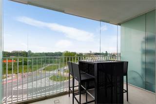 Dit prachtige 2 slpk appartement van 78 m2 biedt een heerlijk overdekt terras met een mooi open uitzicht. De keuken is in 2023 vernieuwd en heeft een modern kookeiland met hoogwaardige apparatuur.<br /><br />De locatie van dit appartement is ideaal voor mobiliteit, met goede verbindingen naar verschillende bestemmingen. Het openbaar vervoer en belangrijke verkeersaders zijn gemakkelijk bereikbaar, waardoor je snel en eenvoudig door de stad kunt reizen.<br /><br />Het gebouw is in 2016 gebouwd en is voorzien van moderne voorzieningen. Een ondergrondse private berging is beschikbaar om persoonlijke bezittingen georganiseerd en veilig op te slaan. Daarnaast is er een gemeenschappelijke fietsenstalling.<br /><br />Belangrijk om te vermelden is dat er een verplichte aankoop is van een ondergrondse parkeerplaats à 25.000 euro. Deze parkeerplaats biedt de zekerheid van een veilige en beschutte plek voor je voertuig.<br /><br />Dit appartement is klaar om in te trekken en straalt een moderne en verzorgde uitstraling uit. Het overdekte terras is een ideale plek om te genieten van het prachtige uitzicht, ongeacht het weer.<br /><br />Kortom, dit appartement biedt de perfecte combinatie van comfort, locatie en moderne voorzieningen. Of je nu op zoek bent naar een nieuw huis, een slimme investering of beide, dit appartement kan aan al je wensen voldoen.