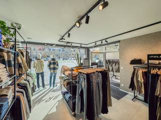 Dit handelsgelijkvloers, op commerciële toplocatie op de Grote Markt heeft volgende indeling:<br /><br />INDELING:<br />Commerciële handelsruimte - stadskoer - kitchenette met apart toilet - stockageruimte - garage. (Leveringen mogelijk via Sint-Niklaasstraat)<br /><br />ALGEMEEN:<br />- Uiterst commerciële ligging!<br />- EPB van toepassing.<br />- Grote raampartijen!<br />- Vrij vanaf 01/04/2027! <br />- Topligging in Centrum Diksmuide<br />- Vele mogelijkheden!<br /><br />Meer info op www.vastgoedvanoverschelde.be