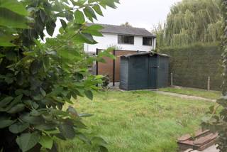 Gezinswoning met tuin te koop in rustige straat nabij centrum Beveren

Bent u op zoek naar een gezinswoning die u volledig naar uw eigen smaak kunt afwerken? Dan is deze woning een uitstekende keuze. Gelegen in een rustige doodlopende straat, bevindt zij zich in een kindvriendelijke buurt op korte afstand van het centrum van Beveren. De woning beschikt over een verzorgde tuin en biedt zowel binnen als buiten aangename leefruimtes. Het gaat om een solide constructie met een doordachte indeling en een sterke basisstructuur.

Indeling

Gelijkvloers
De inkomhal met gastentoilet. De geïnstalleerde keuken biedt het nodige comfort en grenst aan de ruime, lichtrijke leefruimte. Aansluitend bevindt zich een veranda die een mooi uitzicht biedt op de tuin. De garage geeft toegang tot de kelder.

Eerste verdieping
Op de eerste verdieping bevinden zich drie slaapkamers en een functioneel ingerichte badkamer met douche, wastafel en toilet.

Tweede verdieping
De zolder strekt zich uit over de volledige woning en biedt de mogelijkheid om een extra kamer te creëren.

Troeven van deze woning

Rustige ligging in een doodlopende straat en kindvriendelijke omgeving

Uitbreidingsmogelijkheden dankzij de ruime zolderverdieping

Goede bereikbaarheid nabij het centrum van Beveren en alle voorzieningen