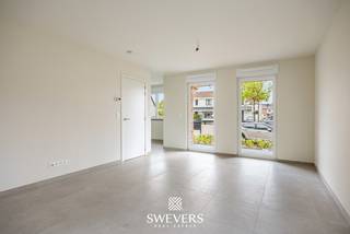 Voor meer info en foto’s, surf naar www.swevers.be – Modern nieuwbouwappartement op het gelijkvloers van een kleinschalige residentie met slechts...