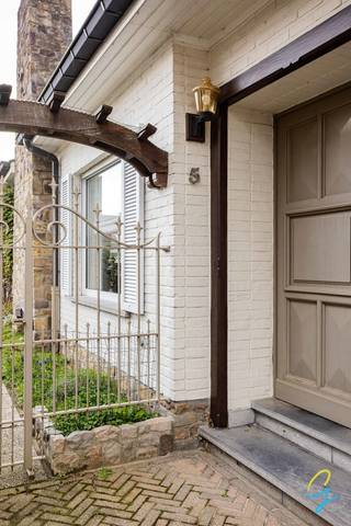 <p>Karaktervolle villa met mogelijk uitbreiding 6SLP, garage en tuin</p>
<p>Deze op te frissen villa biedt tal van mogelijkheden voor wie op zoek is naar ruimte, potentieel en een praktische indeling.<br />Op het gelijkvloers wordt u verwelkomd in een ruime en lichtrijke living, waar grote raampartijen zorgen voor een aangename natuurlijke lichtinval. Aansluitend bevindt zich de keuken, die rechtstreeks toegang geeft tot een praktische extra bergruimte.</p>
<p>Verder beschikt het gelijkvloers over een badkamer uitgerust met een lavabo en douche, een apart toilet en nog twee volwaardige kamers die flexibel kunnen ingericht worden als slaapkamer, bureau of hobbyruimte.</p>
<p>Een absolute troef is de ruime garage met geïntegreerde werkplaats, ideaal voor zelfstandigen, hobbyisten of extra opslagruimte.</p>
<p>Op de eerste verdieping bevindt zich de zolderverdieping, waar reeds twee kamers zijn ingericht. Daarnaast biedt deze verdieping nog de mogelijkheid om verder uit te breiden tot meerdere (tot vier) slaapkamers, aangevuld met extra zolderruimte voor stockage.</p>
<p>Een absolute troef is de ruime garage met geïntegreerde werkplaats, ideaal voor zelfstandigen, hobbyisten of extra opslagruimte.<br />Buiten geniet u van een aangename tuin met terras, perfect om in alle rust te ontspannen of gezellige momenten door te brengen met familie en vrienden.</p>
<p>Kortom, een woning met veel potentieel, ideaal voor wie deze villa naar eigen smaak wil in inrichten.</p>
<p>Interesse? <br />Plan een bezoek met Katrien: 0473/42.76.99. – katrien@cornelis-goeman.be</p>
<p><strong>Vraagprijs: € 429.000</strong></p>