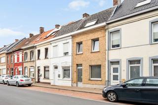<p>Te renoveren woning met 2 slaapkamers in het centrum van Ronse!<br /><br />Bent u op zoek naar een woning met potentieel op een centrale ligging? Deze te renoveren stadswoning in het centrum van Ronse biedt tal van mogelijkheden voor starters, investeerders of handige renovateurs. Winkels, scholen, openbaar vervoer, sportfaciliteiten en het station bevinden zich op korte afstand.<br /><br />INDELING:<br />Leefruimte, open gedeeltelijk geïnstalleerde keuken, badkamer met douche, apart toilet en 2 slaapkamers. Daarnaast beschikt de woning over een zolder met mogelijkheid tot inrichting, ideaal als extra slaapkamer.<br /><br />De woning is voorzien van PVC-schrijnwerk met dubbele beglazing en centrale verwarming op aardgas. <br /><br />Voor wie is deze woning ideaal?<br />♦ Starters die een betaalbare woning zoeken op een centrale locatie.<br />♦ Investeerders die op zoek zijn naar een renovatieproject met meerwaarde.<br />♦ Handige kopers die een woning volledig naar eigen wens willen afwerken.<br /><br />Niet gelegen in een overstromingsgevoelig gebied (klasse A).<br /><br />Te koop via Immo Beguin, jouw vastgoedexpert sinds 2009. Met kantoren in Ronse, Waregem, Kortrijk, Deinze, Doornik en Lessines.<br />✉️ info@immobeguin.be</p>