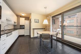 3 slpk app. (123m²) in centrum Herentals met o.a. zuidwest georiënteerd terras, kelderberging, garagebox en gunstig EPC B-label (122 kWh/m²)...