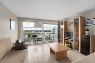 Zongericht en uiterst verzorgd 2 slaapkamer appartement te koop op 50 meter van de zeedijk.<br />Grote living met zongericht terras en open keuken.<br />Badkamer met douche en lavabo.<br />Twee slaapkamers en apart toilet.<br />Privé berging inbegrepen.<br />Mogelijkheid tot aankoop van een privé buitenparking aan 23.000 euro