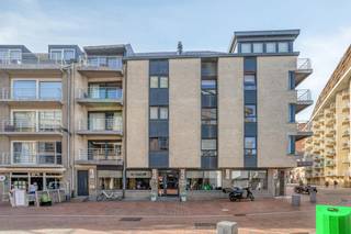 Op een uiterst toeristische ligging bevindt dit horecapand zich, thans uitgebaat onder de naam 'Nomadi'.<br /><br />Gelegen vlak aan de Zeedijk in Blankenberge.<br /><br />Beschrijving: Ruime verbruikszaal - toiletten - keuken<br /><br />Onmiddellijk beschikbaar