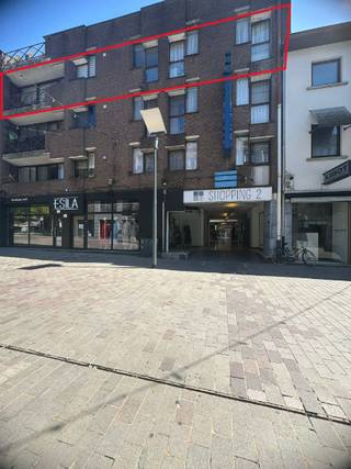 Dit op te knappen appartement met een woonoppervlakte van 112m², 3 slaapkamers en terras bevindt zich boven Shopping 2, op de 3de verdieping in...