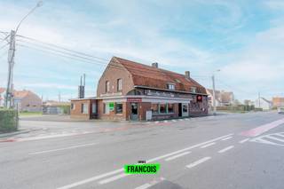 Op een centrale ligging in Vlamertinge, tussen Poperinge en Ieper, bevindt zich dit uitzonderlijk pand te koop met tal van mogelijkheden. Deze...