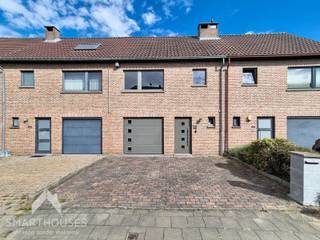 <p>Deze aangename woning bevindt zich in een rustige straat en combineert een rustige woonomgeving met de nabijheid van het centrum. Een ideale ligging voor wie comfortabel en centraal wil wonen. Op wandelafstand van het treinstation - dichtbij E19 en ring van Brussel - verschillende (basis)scholen in de nabije omgeving.</p>
<p>Via de inkomhal met gastentoilet en praktische berging komt u terecht in de open en lichtrijke leefruimte. Aansluitend bevindt zich de geïnstalleerde keuken. Een vergunning voor de uitbouw veranda over de hele breedte van de woning achterzijde is reeds toegekend. Buiten geniet u van een onderhoudsvriendelijke tuin waar het heerlijk vertoeven is in alle rust en in de zon.</p>
<p>Op de eerste verdieping bevinden zich drie ruime slaapkamers en een badkamer uitgerust met hoekbad, toilet en wasmeubel. Een absolute troef is de ruime zolder, die nog heel wat mogelijkheden biedt. Zo kan deze ruimte eventueel worden ingericht als twee extra slaapkamers, hobbyruimte of bureau.</p>
<p>Ook aan parkeergelegenheid geen gebrek. Uw wagen kan comfortabel worden geparkeerd in de inpandige garage, terwijl de oprit bovendien plaats biedt aan twee wagens.</p>
<p>Troeven:</p>
<ul>
<li>Rustige ligging</li>
<li>Vlakbij centrum</li>
<li>Oprit voor 2 wagens</li>
<li>Drie slaapkamers</li>
<li>Onderhoudsvriendelijke tuin</li>
<li>Zolder met potentieel</li>
</ul>
<p>Deze woning is te koop ZONDER makelaar via het concept van Smart Houses! Wenst u verdere inlichtingen of een bezoek? Contacteer rechtstreeks de eigenaar via +32496842986</p>