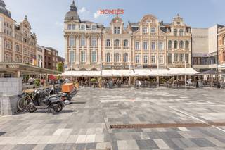 <span>De studio kenmerkt zich door zijn uiterst centrale ligging, nabij het station van Leuven! Deze volledig gerenoveerde studio is afgewerkt met kwalitatieve materialen. Ze beschikken elk over een eigen keuken en individuele badkamer. De keuken is uitgerust met een inductievuur, microgolfoven en ingebouwde koelkast. De badkamer beschikt over een douche, wc en wastafel. Elke unit heeft  eveneens een ingebouwde kleerkast en een extra opbergruimte. Tevens bestaat de mogelijkheid om een wasmachine aan te sluiten. De huurprijs is 950 euro per maand met een maandelijkse provisie van 150,00 euro voor water, elektriciteit, verwarming en internet. <u>Beschikbaar vanaf 1 februari 2026.</u> Wenst u graag een bezoek of extra informatie? Aarzel dan zeker niet contact op te nemen via info@homies.be. <strong>Gelieve enkel een mailtje te sturen voor een afspraak. </strong></span>