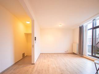 <p>Bezoek mogelijk na aanmaak huurdersprofiel via: https://onid.mijnhuurprofiel.be/property/56734a71-e7ea-4000-88a6-dc712fa5805b</p><p><span>In het hart van Boechout, op een steenworp van winkels, openbaar vervoer en andere voorzieningen, bevindt zich dit gezellige appartement met twee slaapkamers. Dankzij de centrale ligging geniet je van alle voordelen van het dorpsleven, terwijl je toch in alle rust kan thuiskomen. Het appartement verwelkomt je met een ruime en lichtrijke woonkamer, perfect om te ontspannen. Aansluitend vind je een volledig uitgeruste open keuken, ideaal voor wie graag kookt en toch verbonden wil blijven met de leefruimte. Vanuit de woonkamer heb je toegang tot een aangenaam terras, waar je in alle privacy van het buitenleven kan genieten.</span></p><p><br /></p><p><span>Verder beschikt het appartement over een nachthal, een praktische berging, twee volwaardige slaapkamers en een nette badkamer.</span></p><p><span>Gemeenschappelijke kosten bedragen 40 euro per maand (+10 euro per bijkomende persoon). </span></p>