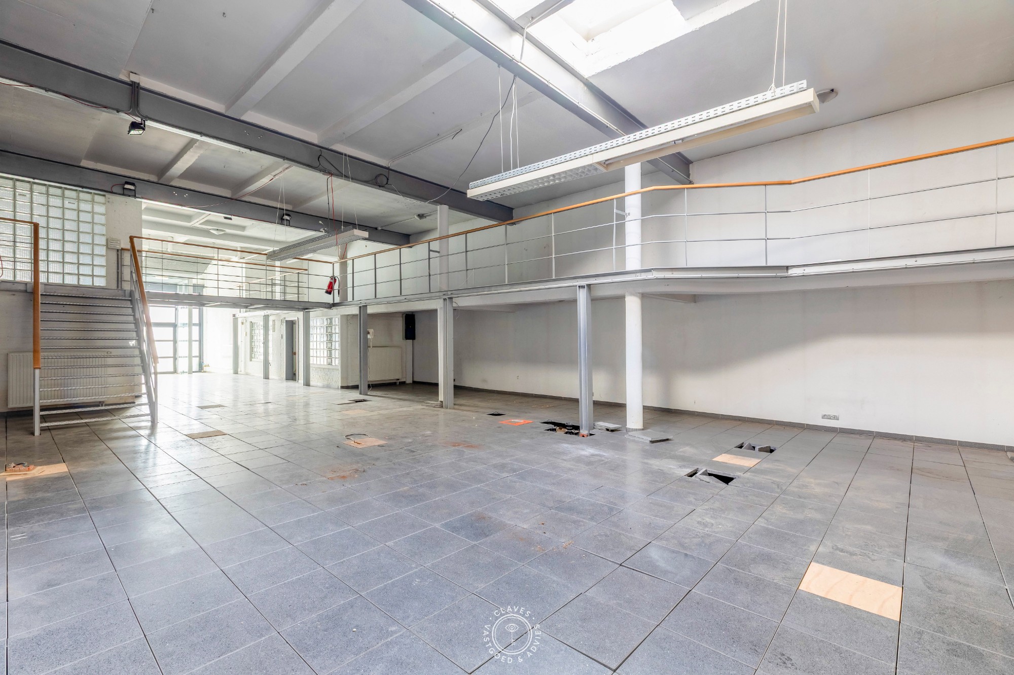 Veelzijdig handelspand met grote oppervlakte - foto 4