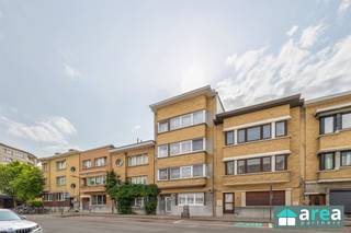 <p><br />Op te frissen 2-slpk- appartement op de tweede verdieping van een kleinschalig residentieel gebouw van 4 units. <br />Het gebouw is gelegen in de gegeerde buurt Morkhoven, een rustige en groene omgeving op wandelafstand van 't Rivierenhof. Omwille van de ligging is er een goede bereikbaarheid met het openbaar vervoer en is er een vlotte verbinding naar het stadscentrum en verschillende invalswegen. <br /><br />Grootste troeven:<br />-Centrale locatie<br />-Dak geïsoleerd<br />-Gunstige EPC<br />-Aparte meters<br />-Incl. kelderberging<br /><br />Huidige indeling:<br />V2 (75m²): living, keuken, berging, 2 slaapkamers waarvan 1 doorloop, badkamer.<br /><br />Voor meer informatie kan u terecht bij Area Partners. INFO@area.be of 03/284.60.60 <br /> </p>