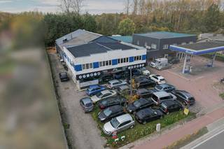 <p>Op een goed bereikbare locatie aan de Tervuursesteenweg 29 in Perk – aan de verbindingsweg tussen Tervuren en Mechelen- bevindt zich deze ruime garage/werkplaats met commerciële toonzaal. </p><p></p><p>Het pand maakt deel uit van een kleinschalig gebouw uit 1989 en biedt verschillende mogelijkheden voor investeerders en ondernemers.</p><p></p><p>De commerciële ruimte op het gelijkvloers omvat een ruime garage/werkplaats van circa 500 m² en een toonzaal van circa 165 m². Met een totale oppervlakte van ongeveer 665 m².</p><p></p><p>Het commerciële gelijkvloers is momenteel verhuurd tot oktober 2027. Dit zorgt voor een onmiddellijke jaarlijkse huuropbrengst en rendement.</p><p></p><p>Daarnaast bestaat de mogelijkheid om het volledige gebouw aan te kopen als opbrengsteigendom. Boven de handelsruimte bevinden zich twee gelijkaardige appartementen van elk circa 97 m², telkens met twee slaapkamers welke heden beide verhuurd zijn.</p><p></p><p><strong>Pluspunten:</strong></p><p>- Garage/werkplaats van circa 500 m²</p><p>- Commerciële toonzaal van circa 165 m²</p><p>- Totale handelsoppervlakte van circa 665 m²</p><p>- Verhuurd tot oktober 2027</p><p>- Mogelijkheid tot aankoop van het volledige opbrengstgebouw</p><p></p><p>Interesse in deze commerciële eigendom of het volledige opbrengstgebouw? Contacteer Malines Group voor meer informatie, de verkoopvoorwaarden of een bezoek ter plaatse.</p>
