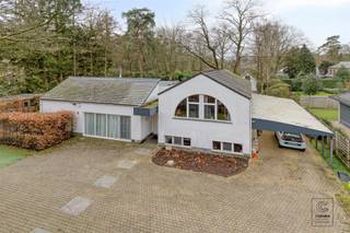 <p>U betreedt de woning via een royale inkomhal met apart gastentoilet, die toegang geeft tot een eerste ingedeelde leefruimte. Aansluitend bevindt zich een tweede, bijzonder lichtrijke leefruimte die via een deur kan worden afgesloten en geniet van een prachtig zicht op de tuin. Verder vindt u een praktische bureauruimte en eethoek. Beide leefruimtes sluiten aan op de riante, volledig geïnstalleerde keuken, uitgerust met oven, microgolf, koelkast en tal van ingemaakte kasten. Op de eerste verdieping bevinden zich twee slaapkamers van ca. 11 m², een aparte dressing/berging, een apart toilet en een badkamer met bad, douche en dubbele lavabo. De masterbedroom met walk-in dressing biedt een aangenaam uitzicht over de tuin. De -1 verdieping beschikt opnieuw over twee slaapkamers van ca. 11 m², een apart toilet en een berging. Hier bevindt zich tevens een tweede masterbedroom met en-suite badkamer.<br /><br />Vooraan de woning ligt een ruime oprit, afgesloten met een automatische poort en voorzien van parkeergelegenheid voor meerdere wagens. Naast de woning bevindt zich bovendien een carport voor drie auto’s. Achteraan geniet u van een riante tuin van ca. 2035 m² met een omheind ingebouwd zwembad.<br /><br />Bijgebouw: Het bijgebouw (2019) is volledig ingericht en omvat op het gelijkvloers een leefruimte met open keuken, een apart toilet, een badkamer met dubbele lavabo en inloopdouche en een eerste slaapkamer. Op de eerste verdieping bevinden zich een tweede toilet en nog twee ruime slaapkamers.<br /><br />Extra:<br />- 15 zonnepanelen<br />- EPC-klasse C (GEEN renovatieverplichting!), AREI = conform!<br />- Watertoets: P-score A, G-score A. Niet gelegen in mogelijks of overstromingsgevoelig gebied, niet gelegen in afgebakend overstromingsgebied of afgebakende oeverzone, niet gelegen in risicozone overstromingen <br />- Wg, Vg, Gvkr, Gmo, Gvv. <br />- Niet opgenomen in maatregelenregister<br /><br />Nabij school, winkels, autosnelweg, openbaar vervoer, etc. Voor meer info ga naar www.coenenvastgoed.be of bel 03/375.82.92</p>