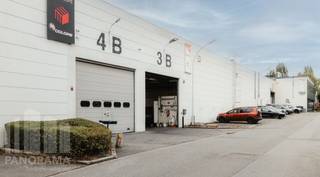 Strategisch gelegen bedrijfsgebouw bestaande uit <strong>1.008 m² opslagruimte met 4 privatieve parkeerplaatsen</strong> te huur langs de bedrijvige Leuvensesteenweg.<br />De loods met een vrije hoogte van +/- 6,13 m, (hoogte onder dakwelfsels van 6,78 tot 7,32 m) is voorzien van 1 sectionale poort en wordt verwarmd op gas.<br /><br />De ruimtes zijn gesitueerd in een functioneel KMO-park geschikt voor opslag en lichte productie. Fantastisch gelegen net buiten Brussel, vlak bij de Ring en op een boogscheut van Brussels Airport.<br /><br />Mogelijkheid om bijkomende parkeerplaatsen te huren en extra kantoorruimte van 554 m².<br />Beschikbaar vanaf 1 april 2027.<br /><br />Contacteer <strong>PANORAMA B2B</strong> voor meer inlichtingen of een vrijblijvend plaatsbezoek <strong>02 424 24 21</strong>.