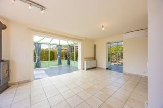 Cette maison de vacances est idéalement située dans le domaine de Nieuwendamme à Nieuport. Elle dispose d'une pompe à chaleur, de panneaux solaires et d'un jardin ensoleillé avec deux vérandas lumineuses, agrandissant ainsi l'espace de vie. L'installation électrique est conforme et la maison est sans amiante. Elle comprend deux chambres, mais une véranda verrouillable permet de la transformer en troisième chambre. Le domaine dispose également d'une piscine extérieure et d'une place de parking privée attenante à la maison.<br /><br />La maison se compose comme suit :<br />un séjour avec cuisine américaine et véranda ouverte, une véranda verrouillable, un débarras, des toilettes et un jardin avec une place de parking. À l'étage se trouvent deux chambres et une salle de bains.<br /><br />Quelques avantages :<br />- Situation calme<br />- Plusieurs rénovations écoénergétiques ont été réalisées<br />- Maison de vacances authentique