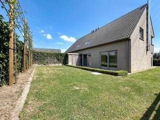 Energiezuinige woning op een interessante locatie, bestaande uit een inkomhal met afzonderlijk toilet, een ruime, lichtrijke leefruimte met eet-...