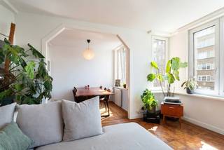 <p><span>Op de hoek van de Camille Huysmanslaan, in het hart van de trendy Tentoonstellingswijk, bevindt zich dit charmante appartement van ca 64 m². Uiterst gunstig gelegen nabij de Ring, Singel en het openbaar vervoer. Vlakbij "Antwerp Expo", de Wilrijksepleinen en op wandelafstand van Park Den Brandt.</span></p>
<p><span>De kleurrijke tegeltjes in de hal trekken meteen de aandacht bij het betreden van het appartement. De lichtrijke, tweedelige leefruimte is afgewerkt met een authentieke mozaïekparket. De volledig geïnstalleerde keuken is uitgerust met een koelkast, microgolfoven, oven, gaskookplaat en vaatwasser. Aansluitend bevindt zich een rustig terras waar u in alle privacy kunt genieten.</span></p>
<p><span>De ruime slaapkamer van ca 14 m² sluit aan op de badkamer, die is voorzien van een ligbad, lavabo en toilet.</span></p>
<p><span>Tot slot beschikt het appartement over een praktische berging met aansluitingen voor een wasmachine en droogkast. <br /><br />Een instapklaar en sfeervol appartement op een toplocatie, ideaal voor wie comfortabel wil wonen met alle voorzieningen binnen handbereik.</span></p>