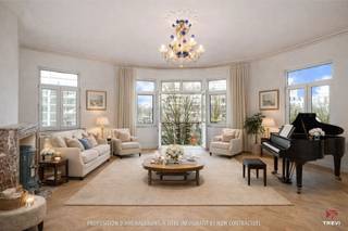 In het hart van een van de meest iconische adressen van Brussel bevindt zich dit prestigieuze appartement, gelegen in een prachtig art-decogebouw uit de jaren 30. Achter de elegante en tijdloze gevel onthult het gebouw gemeenschappelijke delen met een uitzonderlijk karakter, verfraaid met edele materialen, sierlijk smeedwerk en zorgvuldig bewaarde architecturale details. Een zeldzame woonomgeving die verfijning, authenticiteit en Brusselse charme perfect samenbrengt.<br /><br />Gelegen op de 3de verdieping biedt dit appartement een privatieve oppervlakte van ca. 237 m², aangevuld met twee terrassen van samen ca. 13 m². Meteen bij het binnenkomen vallen de royale volumes op, die het volledige karakter van de burgerlijke architectuur uit die periode weerspiegelen.<br /><br />De leefruimtes baden in het licht en bestaan uit prachtige salons in enfilade met mooie doorkijken, aangevuld met een elegante eetkamer. Het geheel charmeert door zijn verfijnde sfeer, harmonieuze verhoudingen en authentieke uitstraling.<br /><br />Het nachtgedeelte omvat drie mooie slaapkamers, waaronder een comfortabele master bedroom, evenals twee badkamers. De indeling is bijzonder vlot en zorgt voor een natuurlijke scheiding tussen de leefruimtes en de meer private vertrekken.<br /><br />Als extra beschikt het appartement over twee dienstkamers en een ruime kelder, een zeldzaam voordeel voor dit type eigendom. EPC: E+<br /><br />Een uitzonderlijk pand voor liefhebbers van architectuur, royale volumes en prestigieuze adressen.<br />
<p><span>3de verdieping links:</span></p>
<ul>
<li>Inkomhal van ± 20 m²</li>
<li>3 ontvangstruimtes van in totaal ± 85 m² - </li>
<li>Wasruimte</li>
<li>3 toiletten</li>
<li>2 badkamers</li>
<li>Keuken van ± 20 m²</li>
<li>Gesloten terras van ± 12 m²</li>
<li>Slaapkamer 1 van ± 17 m²</li>
<li>Slaapkamer 2 van ± 20 m²</li>
<li>Slaapkamer 3 van ± 17 m²</li>
</ul>
<br />Kelder nr. 10<br />Dienstkamers nr. 9 &amp; 33