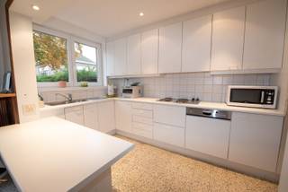 Deze woning werd in 2010 opgefrist en wordt op heden gebruikt als praktijkruimte door de centrale, zichtbare ligging.<br /><br />De stevige, ruime woning beschikt over voortuintje en 3 volwaardige slaapkamers.<br />De klassevolle inkomhal verdeelt de de living in een eetkamer met open keuken en een zitkamer of praktijkruimte/bureau.<br />De woning telt 3 slaapkamers en badkamer op de eerste verdieping. Er zijn 2 toiletten. Er is een droge kelder en berging achteraan.<br />De carport achteraan kan 2 auto's herbergen.<br /><br />Extra troeven:<br />-stevige kuip<br />-ruime, af te werken zolder<br />-pvc- schrijnwerk met dubbel glas<br />-cv op aardgas met viessman-ketel, Epc-label: C<br />-Elektrische installatie conform het AREI<br /><br />Alles bevindt zich werkelijk op wandelafstand!<br /><br />Opgelet: de huurovereenkomst start met een BEPAALDE DUUR van 1JAAR, met mogelijkheid tot verlenging;<br /><br />Vraag nu uw bezoek aan via lisa@immoroba.be.