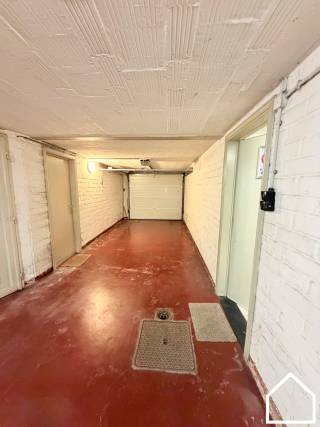 Dit appartement is gelegen in een zijstraat van de Leet en op 200m van de Grote Markt en vormt een ideale belegging! Het appartement is verhuurd aan 725 euro per maand inclusief syndic.<br /><br />De lift werd reeds vernieuwd. Het dak werd geïsoleerd en de dakbedekking werd vernieuwd in 2019. De achtergevel werd geïsoleerd in 2015. <br />De elektriciteit is conform en blanco gekeurd, zonder gekende inbreuken. <br /><br />ONTDEK DE VASTGOEDVIDEO; https://youtube.com/embed/Je7iHVffAyg<br /><br />Indeling: <br /><br />inkomhal (6,30m²) - ruime living (29m²) - 2 slaapkamers (15,25m² - 11.50m²) - badkamer met lavabo en ligbad (2,85m²) - nieuwe ingerichte keuken voorzien van vaatwas, kookplaat, frigo en heteluchtoven (11,90m²) - terras (6,65m²) - autostandplaats in de gemeenschappelijke garage<br /><br />Extra: nieuwe condensatieketel op aardgas (2018) - dubbele beglazing aanwezig - EPC B label (180 kwh/m²) - asbestveilig