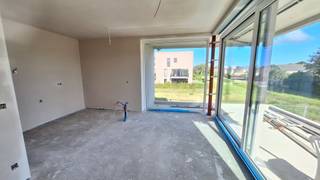 <strong>Appartement 1.01 – Modern wonen met ruim terras in Klaverstuk 24</strong><br /><br />Ontdek <strong>appartement 1.01,</strong> een stijlvol appartement op de eerste verdieping van het gloednieuwe <strong>Klaverstuk 24</strong> in Zedelgem.<br />Met een praktische indeling, hoogwaardige afwerking en een ruim terras is dit appartement ideaal voor wie compact, comfortabel en energiezuinig wil wonen.
<h4><strong>Kenmerken van appartement 1.01</strong></h4>
* Bewoonbare oppervlakte: 69 m²<br />* Inkomhal met apart gastentoilet.<br />* 1 ruime slaapkamer, perfect voor singles of koppels.<br />* Moderne badkamer met meubel en inloopdouche.<br />* Lichtrijke leefruimte dankzij grote raampartijen, verbonden met een open, volledig uitgeruste keuken.<br />* Praktische wasplaats voor extra opbergruimte.<br />* Ruim terras van 20 m², ideaal om buiten te ontspannen en genieten van het uitzicht.<br />* Inclusief ondergrondse parkeerplaats en fietsenberging.
<h4><strong>Hoogwaardige afwerking en energiezuinig</strong></h4>
Dit instapklare appartement is voorzien van:

<ul>
	<li>* Vloerverwarming voor aangenaam wooncomfort.</li>
	<li>* Warmtepomp en zonnepanelen voor energiezuinige en milieuvriendelijke oplossingen.</li>
	<li>* Een uitzonderlijk laag E-peil van 30, wat recht geeft op vrijstelling van de onroerende voorheffing.</li>
</ul>

<h4><strong>Wonen in het hart van Zedelgem</strong></h4>
Gelegen in een rustige en groene omgeving biedt Klaverstuk 24 een perfecte mix van rust en bereikbaarheid. Het centrum van Zedelgem, openbaar vervoer en verbindingswegen naar Brugge en andere steden zijn binnen handbereik.<br /><br />Dit appartement is dé ideale keuze voor wie modern comfort zoekt in een kleinschalig en duurzaam project.<br /><strong>Contacteer ons vandaag voor meer informatie of een bezoek.</strong><br /><br />Uw nieuwe thuis wacht op u!<br /><br />051 21 11 11 of matias@imfiro.be