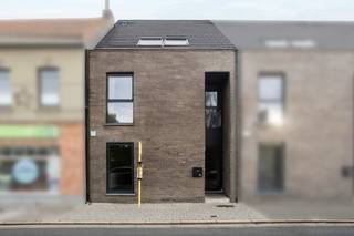 Deze recente en moderne woning biedt een perfecte combinatie van ruimte, comfort en energiezuinig wonen. <br />Via de inkomhal met apart toilet kom je in de lichtrijke woning, waar veel lichtinval zorgt voor een aangename en open sfeer.<br /><br />De ruime leefruimte sluit naadloos aan op de volledig geïnstalleerde open keuken, uitgerust met alle hedendaagse toestellen. Aansluitend bevindt zich een praktische berging, ideaal voor extra opslag.<br /><br />De woning beschikt over vier grote slaapkamers, waardoor ze perfect geschikt is voor gezinnen of wie extra ruimte wenst voor bureau of hobby. De badkamer met alle comfort is ingericht met een ligbad, douche en toilet.<br /><br />Buiten geniet je van een afgesloten tuin, ideaal om in alle rust te ontspannen. Daarnaast zijn er een aparte garage en een autostaanplaats, evenals een gemeenschappelijke berging.<br /><br />Tot slot is deze woning bijzonder energiezuinig, wat blijkt uit het uitstekende EPC-label A. Een instapklare woning die hedendaags wooncomfort combineert met lage energiekosten.<br /><br />Mis deze kans niet en neem vandaag nog contact op voor meer informatie of een bezichtiging in te plannen.<br />Contacteer Ruben op 0479/ 03 90 17 of mail naar ruben@cornelis-partners.be