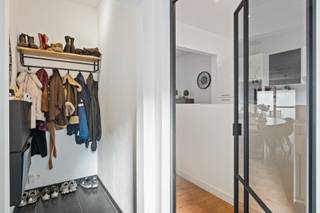 Welkom in deze charmante en instapklare woning, ideaal gelegen nabij de belangrijkste in- en uitvalswegen. Dankzij deze gunstige ligging geniet je...