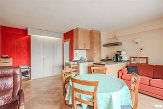 Studio au cœur de MiddelkerkeBienvenue dans ce charmant studio situé dans un quartier recherché de Middelkerke. Cette unité moderne offre une combinaison optimale de confort et de fonctionnalité dans seulement 32m² d'espace utile.L'intérieur est caractérisé par un plan ouvert qui intègre parfaitement les espaces de vie, la cuisine et les chambres à coucher. La cuisine est entièrement équipée avec tous les appareils nécessaires, y compris un four et de nombreux placards. La salle de bains est pratique et bien entretenue, avec une baignoire et un lavabo.L'un des points forts de cet appartement est sa terrasse spacieuse. Grâce aux grandes portes vitrées, vous bénéficierez d'une lumière naturelle abondante et d'une vue imprenable sur les environs. Cet espace extérieur est idéal pour se détendre et profiter du grand air.Il est équipé d'un espace de rangement pratique sous forme de placards, ce qui est essentiel dans un appartement compact. Le bois chaleureux et l'intérieur moderne créent un cadre de vie agréable.Cet appartement est situé dans le centre animé de Middelkerke, dans un quartier facilement accessible avec plusieurs magasins et restaurants à proximité.