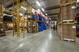 - magazijn en kantoor kan apart verhuurd worden<br />- 1 loskade<br />- vrije hoogte 6m<br />- magazijnen uitgerust met sprinklers<br />- heel toegankelijk vlakbij oprit 23 van de E34