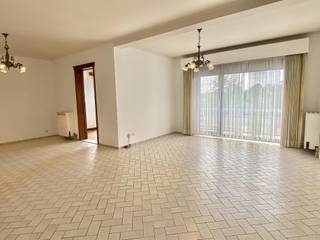 Dit appartement bevindt zich op de tweede verdieping aan de achterkant van het gebouw.Bij het binnenkomen vinden we aan de linkerkant in de inkomhal...