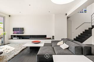 Cet appartement en duplex spacieux fait partie d'une résidence à petite échelle, située dans un quartier animé avec un accès facile au centre-ville et aux transports en commun, à distance de marche de l'eau.<br /><br />Avec une surface habitable généreuse de 170 m² et une terrasse ensoleillée de 120 m² avec une orientation idéale, cet appartement offre une expérience de vie exceptionnelle.<br /><br />Disposition : par le hall d'entrée, équipé de nombreux placards encastrés, vous entrez dans une maison qui impressionne immédiatement par son abondance de lumière, d'espace et d'ouverture. La cuisine ouverte est équipée de tous les appareils contemporains et s'intègre parfaitement à la salle à manger. Le salon confortable avec cheminée à gaz est le cœur de l'appartement. La terrasse ensoleillée est une extension naturelle du salon et invite à profiter pleinement de la vie en plein air.<br /><br />Au rez-de-chaussée, il y a également une élégante salle de bains avec double lavabo, baignoire, douche et toilettes. De plus, un espace de rangement pratique a été intégré sous l'escalier menant à l'étage supérieur.<br /><br />Le premier étage comprend deux chambres à coucher et un dressing. Grâce à ses espaces généreux, cet étage offre également des possibilités d'aménagement supplémentaires.<br /><br />Cet appartement est le choix idéal pour ceux qui recherchent un confort contemporain, de la flexibilité et une atmosphère chaleureuse et accueillante.<br /><br />Possibilité d'acheter un garage privé.