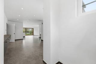 In een rustige, groene omgeving in Merkem, op het einde van een doodlopende straat, vind je deze charmante alleenstaande woning waar privacy...