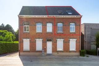 <p>Bent u op zoek naar een instapklaar duplex appartement waar comfort, ruimte en een rustige ligging hand in hand gaan? Dan is deze eigendom in het charmante Hombeek beslist een bezoek waard.</p>
<p>Met een bewoonbare oppervlakte van 82 m² geniet u van een aangename en praktische indeling. De lichtrijke leefruimte sluit naadloos aan op de volledig uitgeruste keuken, voorzien van een inductiekookplaat, combi-oven met stoomfunctie, vaatwasser, dampkap en een enkele spoelbak. Verder beschikt het appartement over twee volwaardige slaapkamers en een verzorgde badkamer met inloopdouche, enkele lavabo en toilet.</p>
<p>Een absolute troef is het zuidgerichte terras, waar u de hele dag door van de zon kunt genieten. Daarnaast beschikt deze eigendom over een perceel van maar liefst 266 m², wat uitzonderlijk is voor een appartement, én een praktische carport die zorgt voor extra comfort.</p>
<p>Het gebouw dateert oorspronkelijk uit 1900, maar werd in 2011 volledig gerenoveerd. Dankzij deze grondige renovatie combineert het appartement zijn authentieke charme met het hedendaagse wooncomfort. Bovendien beschikt de woning over een EPC-label C, wat bijdraagt aan een energiezuinig wonen.</p>
<p>Deze instapklare duplex vormt de ideale woonst voor starters, koppels of investeerders die op zoek zijn naar een eigendom met buitenruimte op een rustige locatie.</p>
<p>Interesse? Neem vandaag nog contact op met ons via 015 68 26 08 of info@imperiavastgoed.be voor meer informatie of om een bezoek in te plannen.</p>
