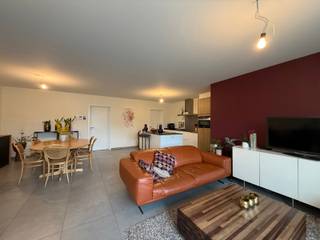 <p>Dit appartement maakt deel uit van een kleinschalige nieuwbouw residentie aan de rand van het centrum van Geel.<br /><br />Via de inkomhal betreden we de ruime woonkamer met open keuken en kijken we uit op het terras en de tuin. De prachtige keuken is voorzien van een koelkast, een vaatwasser, een inductiekookplaat en een combi-oven. Aansluitend hebben we een grote berging met aansluiting voor wasmachine en droogkast. <br /><br />Vanuit deze berging heb je een keldertrap naar jouw private en zeer grote kelderruimte. Verder hebben we nog een stijlvolle badkamer met badkamermeubel met dubbele lavabo en een inloopdouche, een apart toilet en twee ruime slaapkamers. <br /><br />Aan de achterzijde van het gebouw beschik je over een carport, een autostaanplaats en een eigen buitenberging. Naast je privétuintje mag je ook nog gebruik maken van de grote gemeenschappelijke tuin. <br /><br />Het appartement beschikt verder over vloerverwarming, ventilatie C+, aansluiting met betrekking tot domotica van het merk Teletask, akoestische isolatie tussen de bovenverdieping en regenwaterrecuperatie. <br /><br />Troeven:<br />- Energiezuinig<br />- gunstige ligging<br />- Terras met tuin<br /><br /><br />Geen gemeenschappelijke kosten te betalen door de huurder. <br />Tegen een kleine meerprijs is er de mogelijkheid om het onderhoud van het gras te laten uitvoeren.<br /><br />Beschikbaar vanaf 01/06/2026. <br /><br />Heb je interesse? Klik op de gele knop <strong>'IK WENS EEN BEZOEK'.</strong></p>