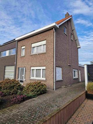 <p>HALFOPEN WONING MET VEEL POTENTIEEL EN RUIME PARKEERMOGELIJKHEDEN – € 380.000</p><p>Deze te renoveren halfopen bebouwing op een toplocatie heeft heel wat potentieel.<br />Het pand is gelegen op wandelafstand van winkels, een park, een school en openbaar vervoer (tram + bus).<br />Energielabel = E, maar door het (zelf) aanbrengen van dakisolatie is het huis al terug te brengen naar het vereiste energielabel D.</p><p>De woning beschikt o.a. over een ruime leefruimte, een keuken, 2 grote slaapkamers en 1 kleinere kamer, een badkamer en een droge kelder. Daarnaast is er op de grote zolder genoeg plaats om 2 extra kamers in te richten.</p><p>Ook buiten zijn er heel wat troeven: een ruime garage achteraan, een aangename tuin en plaats voor ongeveer 4 wagens op de oprit naast de woning.</p><p>Een ideale opportuniteit voor wie op zoek is naar een woning met ruimte en veel mogelijkheden om er een eigen droomhuis van te maken.</p>