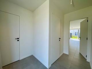 Ontdek deze prachtige, kwalitatief afgewerkte nieuwbouwwoning in het charmante en rustige Hansbeke. Dankzij de moderne architectuur,...