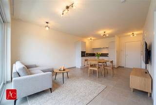<p>Comfortabel wonen met extra luxe in hartje Sint-Niklaas</p><p>Ontdek deze verzorgde serviceflat in Sint-Niklaas, gelegen op de eerste verdieping in een modern en kwalitatief wooncomplex van 2016. Hier geniet u van comfortabel en zorgeloos wonen, gecombineerd met tal van gemeenschappelijke faciliteiten die bijdragen aan een aangename levensstijl.</p><p>De flat omvat een gezellige leefruimte met veel lichtinval, een praktische keuken, één ruime slaapkamer en een moderne badkamer uitgerust met een comfortabele inloopdouche. Het aangename terras vormt de ideale plek om in alle rust te ontspannen. Bovendien beschikt het appartement over een private garage, wat extra comfort en gebruiksgemak biedt.</p><p>Als bewoner geniet u daarnaast van de exclusieve faciliteiten binnen het complex, waaronder een gemeenschappelijk zwembad en sauna — perfect om dagelijks te ontspannen in een rustige en veilige omgeving.</p><p>Deze serviceflat is ideaal voor wie op zoek is naar comfortabel wonen met extra voorzieningen, op een vlotte ligging in Sint-Niklaas, dichtbij winkels, openbaar vervoer en andere voorzieningen.</p><p>Interesse? Contacteer ons vandaag nog voor meer informatie of een bezoek ter plaatse.</p>