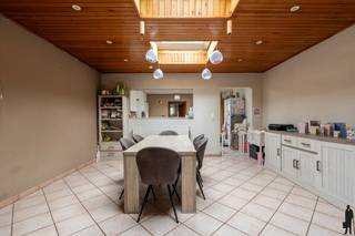 <strong>Huurprijs: 980 EUR per maand<br />Kosten plaatsbeschrijving zijn 50/50 te delen door huurder en verhuurder<br />Huurwaarborg = 3 maanden huur<br />Beschikbaar: In onderling overleg<br /></strong>
<p><strong>BEZOEK AANVRAGEN EN KANDIDAAT STELLEN VIA ONZE WEBSITE: www.deboerenpartners.be</strong><br />Indien u een bezoek wenst aan te vragen aan dit eigendom te huur, dan kan dit enkel via het aanvraagformulier op onze website. U zoekt het betreffende eigendom onder ons 'aanbod te huur', en klikt daarna bovenaan op 'bezoek inplannen'.<br />Daarna doorloopt u alle stappen en vult u de gevraagde gegevens in. Wij behandelen uw aanvraag binnen de 2 werkdagen en contacteren u daarna. Omwille van het grote aantal aanvragen, worden verzoeken via Immoweb, Immoscoop of Spotto niet behandeld. <br /><br /><span>Omschrijving van de woning:<br /></span><span></span>Bij binnenkomst betreedt u de inkomhal, waar zich links de toegang bevindt tot de inpandige garage. Hier is plaats voor één wagen en is bijkomende bergruimte voorzien.</p>
<p>Vervolgens komt u in de ruime en lichtrijke leefruimte met aansluitend de semi-open, volledig geïnstalleerde keuken. Deze is uitgerust met een vaatwasser, oven, koelkast, vriezer, gasvuur en dampkap. Aansluitend bevindt zich de badkamer, voorzien van een ligbad, douche, badkamermeubel met spiegel en toilet. Hier zijn eveneens aansluitingen voor wasmachine en droogkast aanwezig.</p>
<p>De eerste verdieping telt twee ruime, lichtrijke slaapkamers met grote raampartijen en <strong>elektrisch bedienbare verduistering</strong> voor optimaal wooncomfort.</p>
<p>Buiten geniet u van een onderhoudsvriendelijke, verharde terraszone met aansluitend een gezellige stadstuin. Achteraan is een extra tuinberging aanwezig voor bijkomende opslag.<br /><br /><span>Bijzonderheden;<br /></span>- Gusnitg EPC met energielabel B <br />- Nabij scholen, station, openbaar vervoer en winkels<br />- Rustige buurt <br />- Inpandige garage</p>