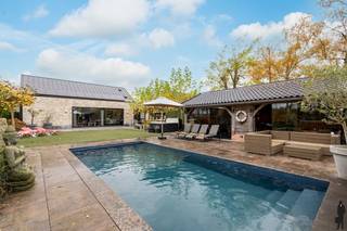 Een recente villa (2024) met alle ruimte om te wonen, werken én genieten.Met een verwarmd zwembad, een sfeervol poolhouse van circa 50m², een...