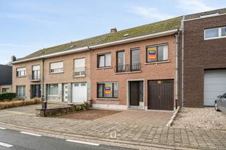 ** KIJKDAG ZATERDAG 20 DEC (VM) - ENKEL OP AFSPRAAK. 
Deze solide woning met garage en tuin is rustig gelegen op de grens met Liedekerke. Een locatie die scoort. Dankzij vlotte verbindingen ben je in een mum van tijd in Gent of Brussel. Alle voorzieningen binnen handbereik: winkels, het denderpad, scholen, natuur en de N45.Een woning vol potentieel en een ruime oprit voor meerdere wagens voor de deur. Bij binnenkomst word je meteen verwelkomd door de inkomhal met trap, die het karakter en de charme van de woning benadrukt. Verder is een leefruimte, een eetkamer en een keuken + berging + doucheruimte en een garage. 
Vanuit de keuken heb je toegang tot de tuin met achterpoort. 
Op de 1e verdieping zijn er 4 slaapkamers en een badkamer.
Ten slotte is er nog een zolder, toegankelijk met vaste trap die nog potentieel biedt om verder in te richten. De achtertuin is ruim. Met wat creativiteit en groene vingers kun je hier een sfeervolle plek creëren. Verder is er nog een kelder. 
Gelegen op een toplocatie in Denderleeuw, combineert deze woning charme en mogelijkheden met een veelbelovende toekomst.
Daarnaast zijn er tal van financiële voordelen beschikbaar om jouw renovatieproject te ondersteunen. Check Mijn VerbouwPremie en ontdek premies, subsidies, renteloze leningen en belastingvoordelen voor energiebesparende maatregelen. EPC LABEL F.
Renovatieverplichting binnen de 6 jaar naar EPC label D. BETONSTRUCTUUR. 

