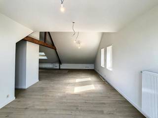 Cet appartement rénové est situé sur la Poperingseweg à Vlamertinge, à moins de 10 minutes de route d'Ypres et de Poperinge. Il est situé au deuxième étage d'une petite résidence et est accessible par un escalier extérieur. Vous pouvez vous garer dans la rue.<br /><br />Disposition :<br />*Rez-de-chaussée : <br />- escalier extérieur<br />- un local à déchets et à vélos<br /><br />*Étage +2 :<br />- espace de vie spacieux et lumineux (45 m²) <br />- cuisine ouverte installée (9 m²) équipée d'une plaque à induction avec hotte, four combiné et évier <br />- salle de bain (4 m²) avec baignoire avec douche, lavabo et armoires à linge<br />- toilettes séparées<br />- rangement<br />- chambre (14 m²)<br /><br />=> Disponible à partir du 15/10/2026<br />=> Étiquette EPC B<br />=> Eclipse présente