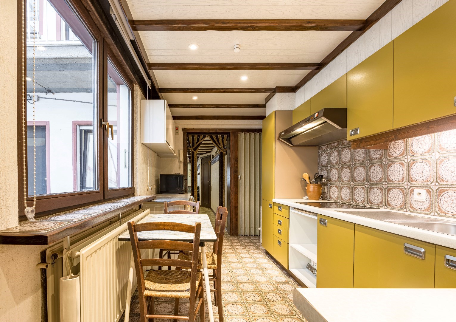 Exceptionally spacious family home within walking distance of the dyke. - photo 5
