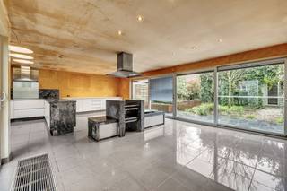 Voor meer info of een bezoek, bel 053 59 49 31 - Deze unieke architectenwoning is gelegen langs de Beversesteenweg, een belangrijke verbindingsweg...