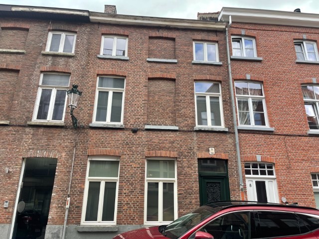 Brugge centrum, nabij ’t ZAND en VESTEN, alle winkels, scholen, station TE RENOVEREN RUIM WOONHUIS met ZONNIGE KOER - photo 1