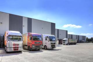 Entrepôt logistique d'une superficie de 6.383 m² avec 82 m² de bureaux à louer à Malines. Excellente situation dans la zone industrielle...
