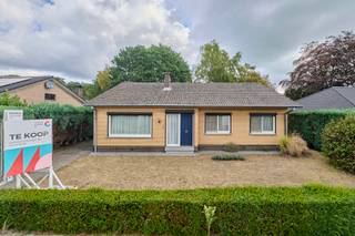 Rustig gelegen gezinswoning met 3 slaapkamers op een perceel van ruim 890m². De woning is gelegen is een rustige wijk dicht bij het centrum van Eksel. In 1973 werd deze woning opgetrokken en is voorzien van een stookolie cv installatie, garage en carport. Qua locatie is de woning strategisch gelegen tussen Eindhoven, Valkenswaard en Hasselt. Deze steden zijn zeer gemakkelijk te bereiken door de rechtstreekse verbinding met de Noord-Zuid verbinding.<br /><br />De indeling van de woning is als volgt:<br /><br />KELDER: <br />- Berging + CV<br /><br />GELIJKVLOERS:<br />- Inkom<br />- Living en eetkamer <br />- Keuken<br />- Bijkeuken <br />- Nachthal<br />- WC <br />- Badkamer <br />- Slaapkamer 1<br />- Slaapkamer 2 <br />- Slaapkamer 3 <br /><br />ZOLDER:<br />- Bergzolder<br /><br />TROEVEN:<br />- Gelijkvloers<br />- Prachtig perceel met veel groen<br />- Garage en carport <br />- Veel natuurlijk licht